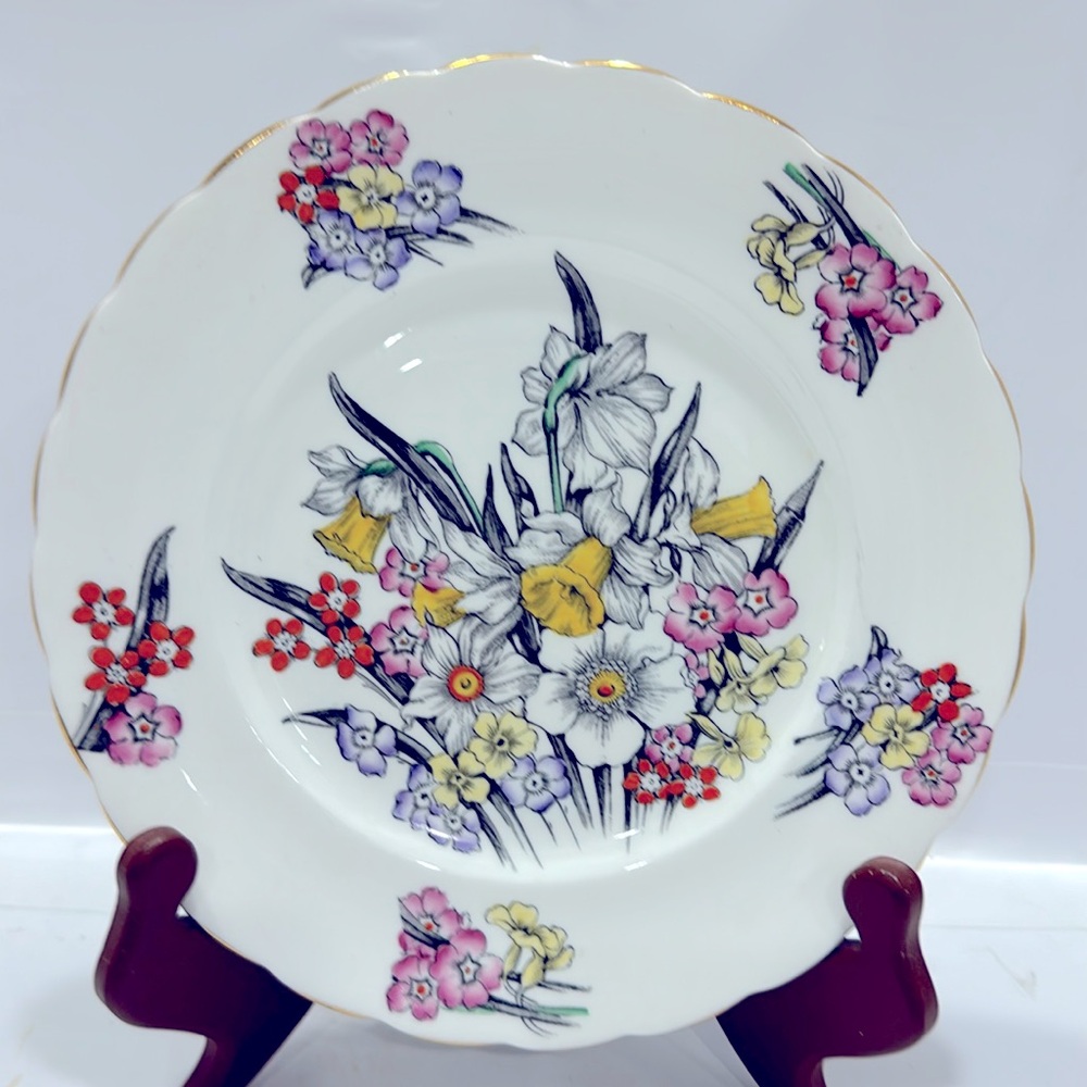 Vintage Victoria C&E Dafodil England Bone China Hand Painted. 8”. A2441.